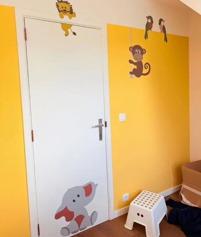 Okergele babykamer met jungle dieren stickers